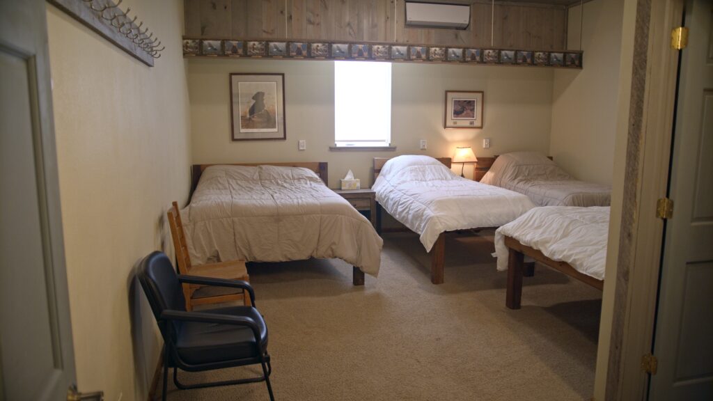 Photo of beds in downstairs bedroom #2 at Ringnecks Lodge.